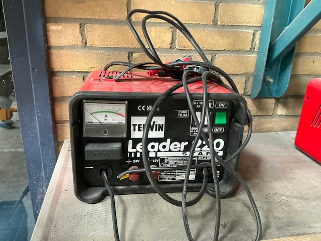 Telwin leader 220 start acculader - afbeelding 2 van  3