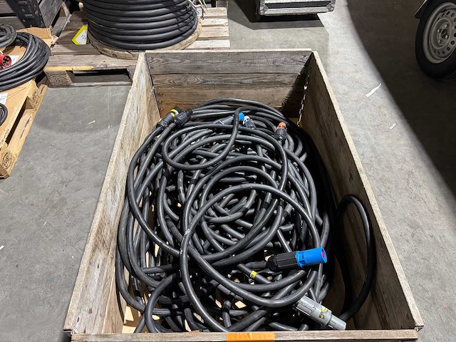 Ten47 - partij powerlock 400a kabels in pallet - afbeelding 1 van  4
