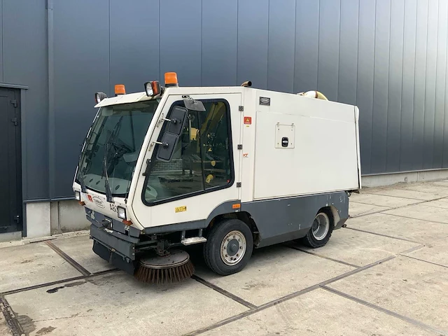 Tennant - 2009 - 80 - straatveegmachine - afbeelding 1 van  20
