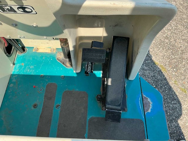 Tennant - 7200 - zelfrijdende schrobmachine - afbeelding 2 van  8