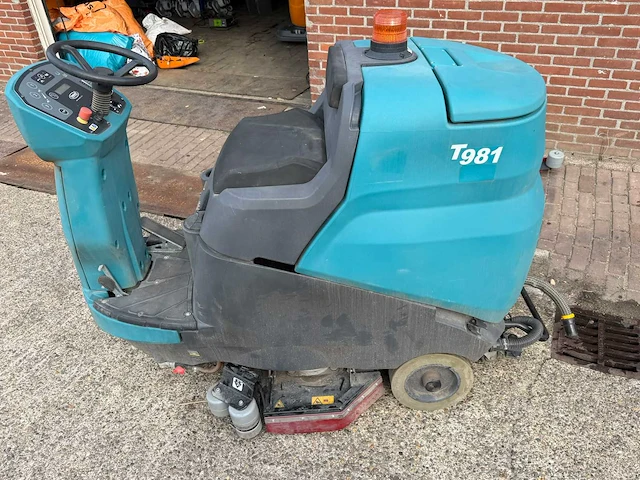 Tennant - t581 - opzit schrob-zuigmachine - afbeelding 3 van  5