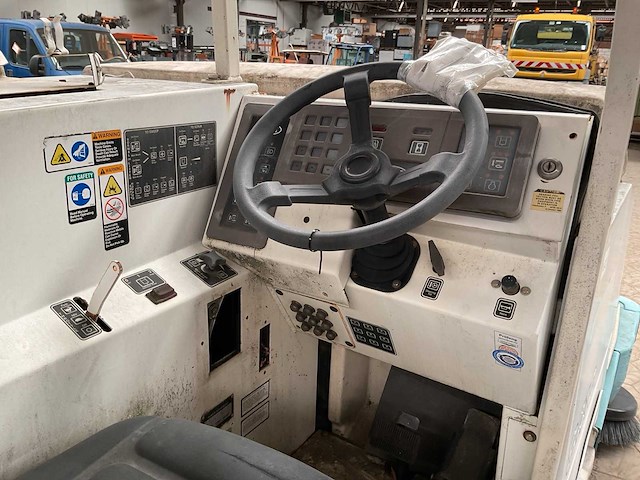 Tennant 8410 zelfrijdende veegmachine - afbeelding 3 van  12