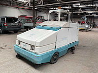 Tennant 8410 zelfrijdende veegmachine - afbeelding 1 van  12