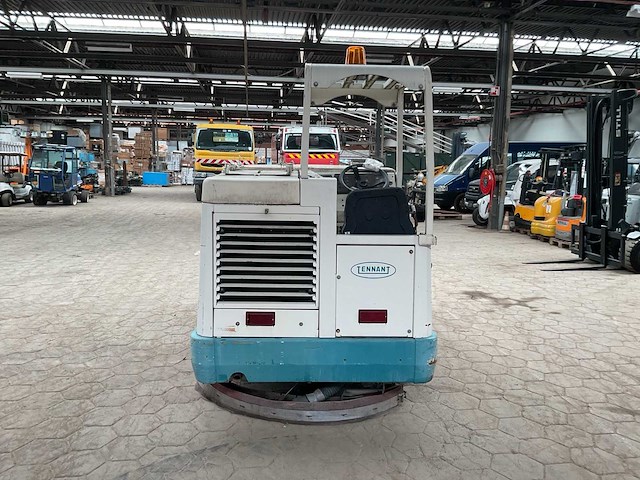 Tennant 8410 zelfrijdende veegmachine - afbeelding 8 van  12