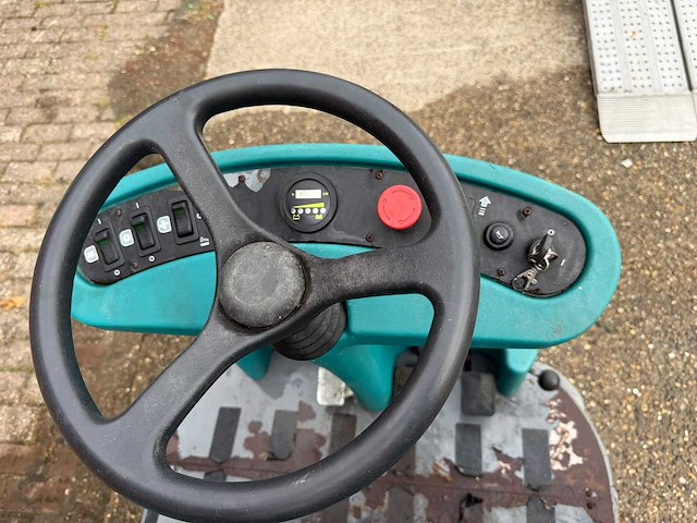 Tennant s12 elektrische zitveegmachine - afbeelding 4 van  6