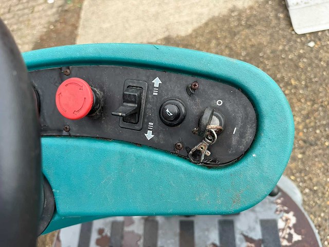 Tennant s12 elektrische zitveegmachine - afbeelding 5 van  6
