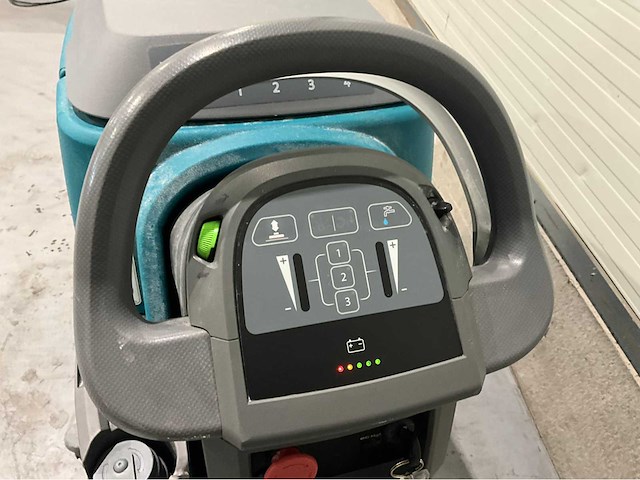 Tennant t300 zelfrijdende schob-zuigmachine - afbeelding 7 van  9