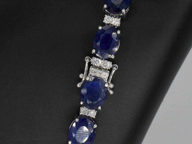 Tenniscollier met grote saffieren en natuurlijke diamanten - afbeelding 6 van  9
