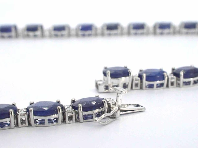 Tenniscollier met grote saffieren en natuurlijke diamanten - afbeelding 7 van  11