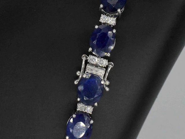 Tenniscollier met grote saffieren en natuurlijke diamanten - afbeelding 8 van  11