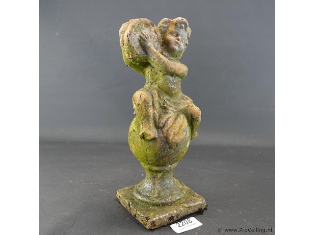 Terracotta putto op bol - afbeelding 1 van  5
