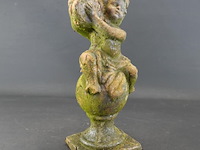 Terracotta putto op bol - afbeelding 1 van  5