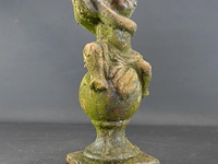 Terracotta putto op bol - afbeelding 2 van  5