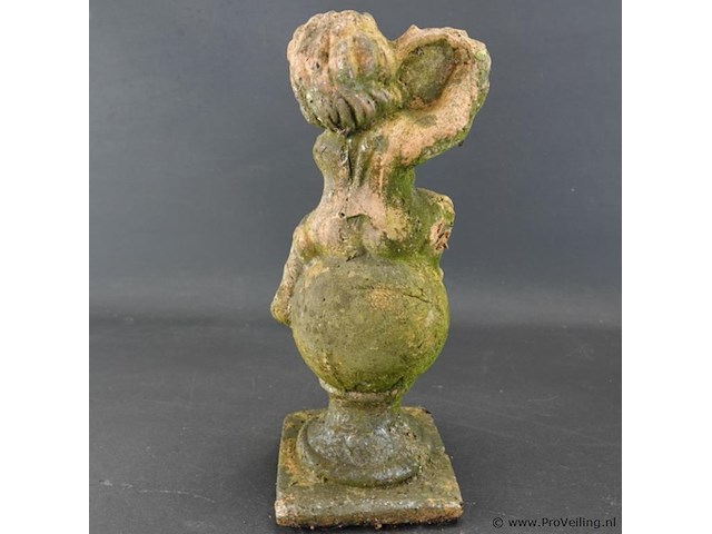 Terracotta putto op bol - afbeelding 4 van  5
