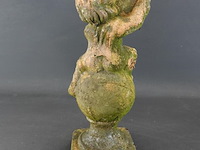Terracotta putto op bol - afbeelding 4 van  5