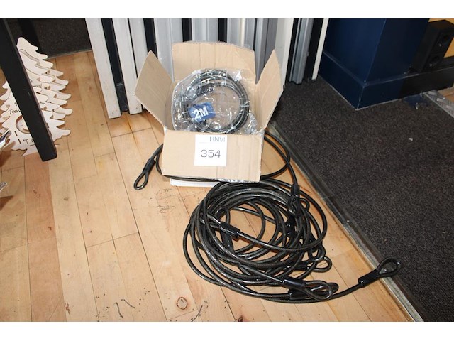 Terrasbeveiliging bestaande uit hangsloten en kabels. - afbeelding 1 van  3