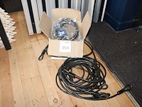 Terrasbeveiliging bestaande uit hangsloten en kabels. - afbeelding 1 van  3