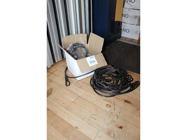 Terrasbeveiliging bestaande uit hangsloten en kabels. - afbeelding 2 van  3