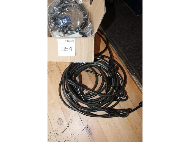 Terrasbeveiliging bestaande uit hangsloten en kabels. - afbeelding 3 van  3