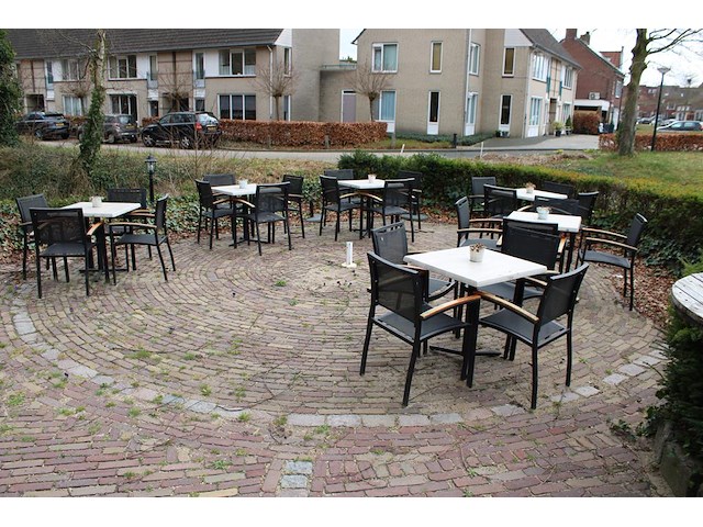 Terrasmeubilair bestaande uit zes tafels met afm. 70 x 70 cm en 24 aluminium stoelen. - afbeelding 1 van  3