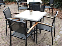 Terrasmeubilair bestaande uit zes tafels met afm. 70 x 70 cm en 24 aluminium stoelen. - afbeelding 2 van  3