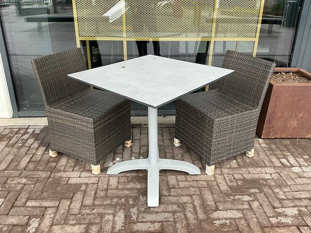 Terrasset bestaande uit 5 tafels en 10 stoelen - afbeelding 1 van  8