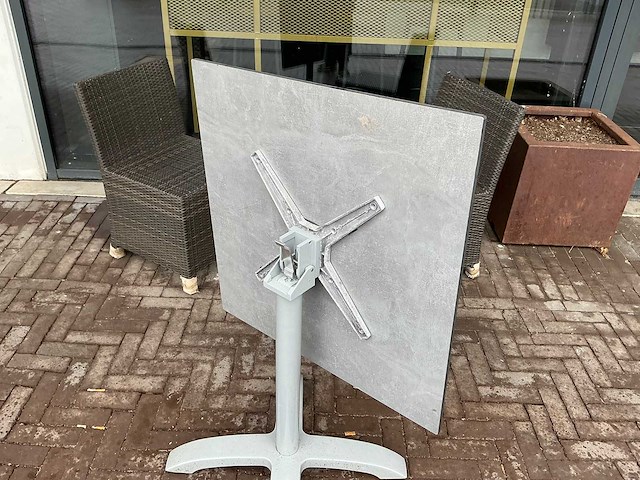 Terrasset bestaande uit 5 tafels en 10 stoelen - afbeelding 4 van  8
