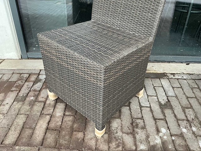 Terrasset bestaande uit 5 tafels en 10 stoelen - afbeelding 7 van  8