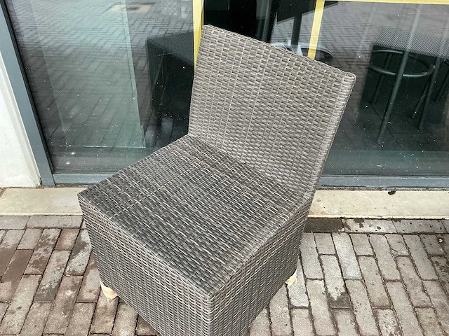 Terrasset bestaande uit 5 tafels en 20 stoelen - afbeelding 4 van  4
