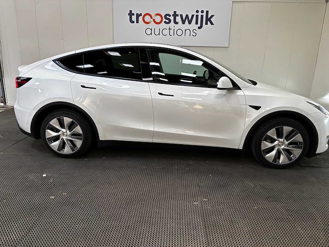 Tesla - model y - long range awd 75kwh - car - 2023 - afbeelding 16 van  33
