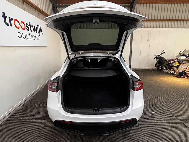 Tesla - model y - long range awd 75kwh - car - 2023 - afbeelding 19 van  33