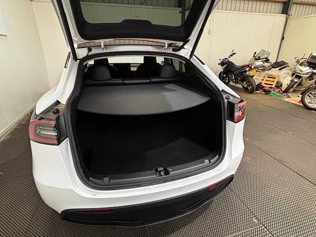 Tesla - model y - long range awd 75kwh - car - 2023 - afbeelding 21 van  33