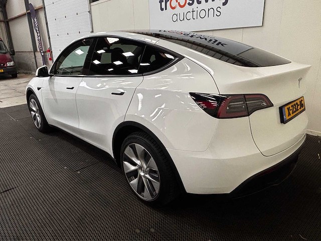 Tesla - model y - long range awd 75kwh - car - 2023 - afbeelding 28 van  33