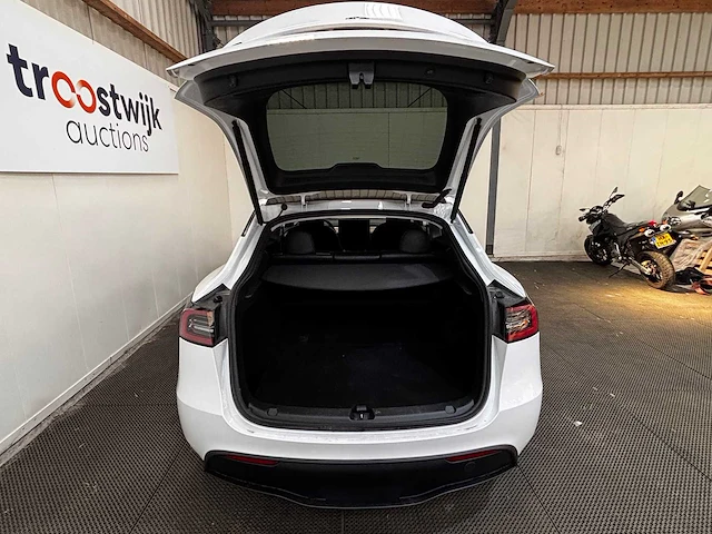 Tesla - model y - long range awd 75kwh - car - 2023 - afbeelding 18 van  29
