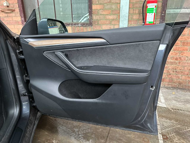 Tesla model y long range awd 75kwh 351pk 2021, n-842-rt - afbeelding 28 van  40