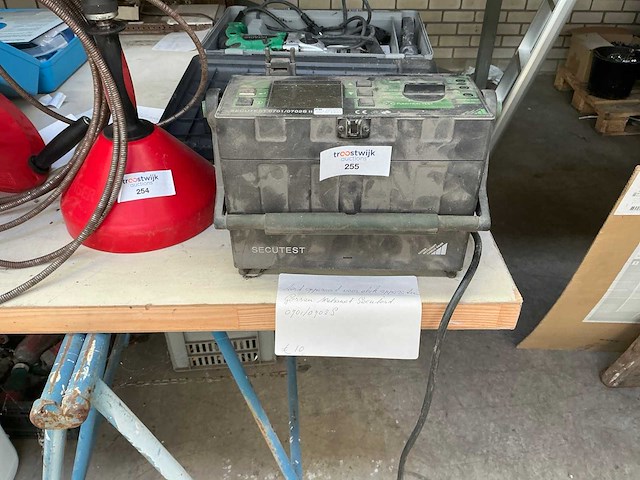 Testapparaat voor elektrische apparaten - afbeelding 1 van  3