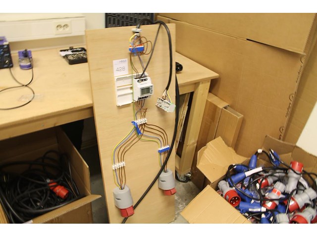 Testbord met diverse cee stekkers en energiemeter eastron sdm630. - afbeelding 1 van  3
