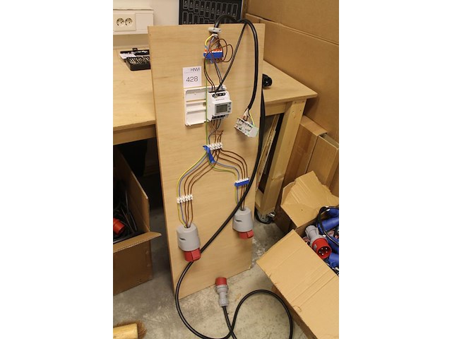 Testbord met diverse cee stekkers en energiemeter eastron sdm630. - afbeelding 2 van  3
