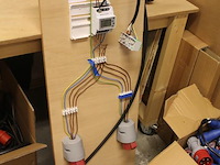 Testbord met diverse cee stekkers en energiemeter eastron sdm630. - afbeelding 2 van  3