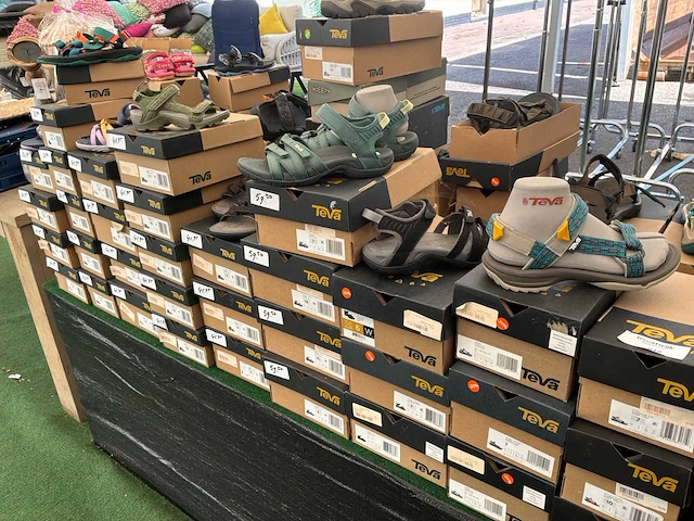 Teva dames en kindersandalen (45x) - afbeelding 1 van  10