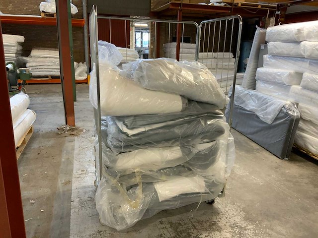 Textiel transportwagen inclusief diverse voorraad m-line / mtf matrashoezen en topperhoezen (2x) - afbeelding 1 van  7