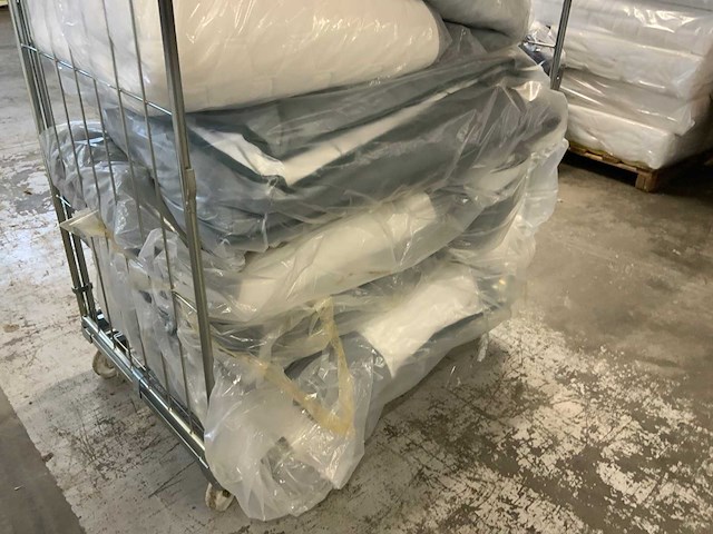 Textiel transportwagen inclusief diverse voorraad m-line / mtf matrashoezen en topperhoezen (2x) - afbeelding 2 van  7