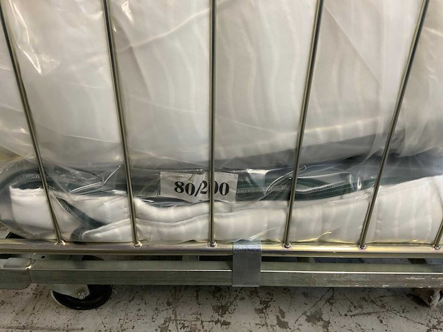 Textiel transportwagen inclusief diverse voorraad m-line / mtf matrashoezen en topperhoezen (2x) - afbeelding 3 van  7