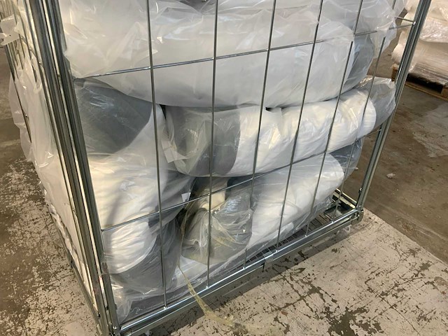 Textiel transportwagen inclusief diverse voorraad m-line / mtf matrashoezen en topperhoezen (2x) - afbeelding 4 van  7