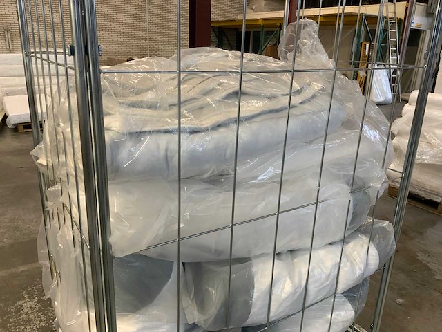 Textiel transportwagen inclusief diverse voorraad m-line / mtf matrashoezen en topperhoezen (2x) - afbeelding 5 van  7