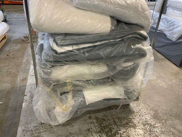 Textiel transportwagen inclusief diverse voorraad m-line / mtf matrashoezen en topperhoezen (2x) - afbeelding 6 van  7