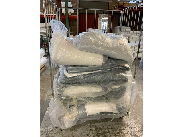 Textiel transportwagen inclusief diverse voorraad m-line / mtf matrashoezen en topperhoezen (2x) - afbeelding 7 van  7