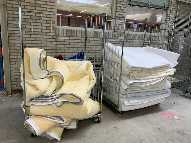 Textiel transportwagen inclusief diverse voorraad mtf halffabrikaten (2x) - afbeelding 2 van  6