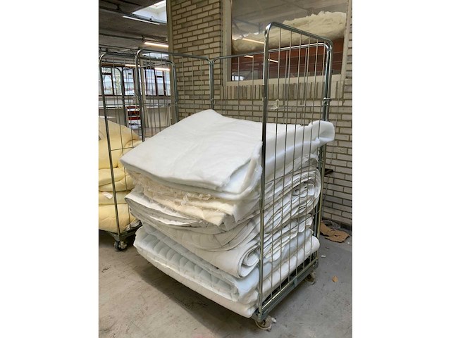 Textiel transportwagen inclusief diverse voorraad mtf halffabrikaten (2x) - afbeelding 3 van  6