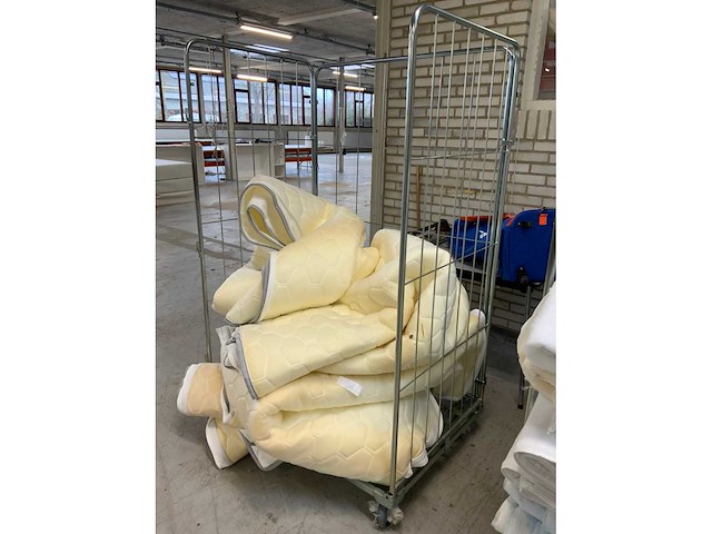 Textiel transportwagen inclusief diverse voorraad mtf halffabrikaten (2x) - afbeelding 4 van  6